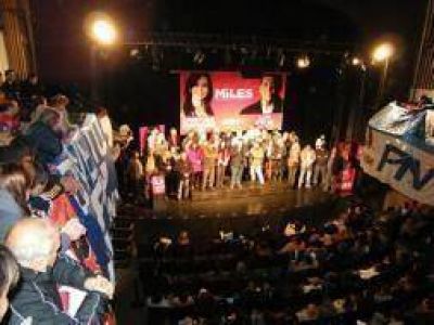 D'El�a present� MILES en ND Ateneo con el recuerdo de N�stor y apoyo a Cristina