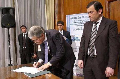 Zamora firm� convenio para incorporar a Santiago al Plan Nacional de Telecomunicaciones