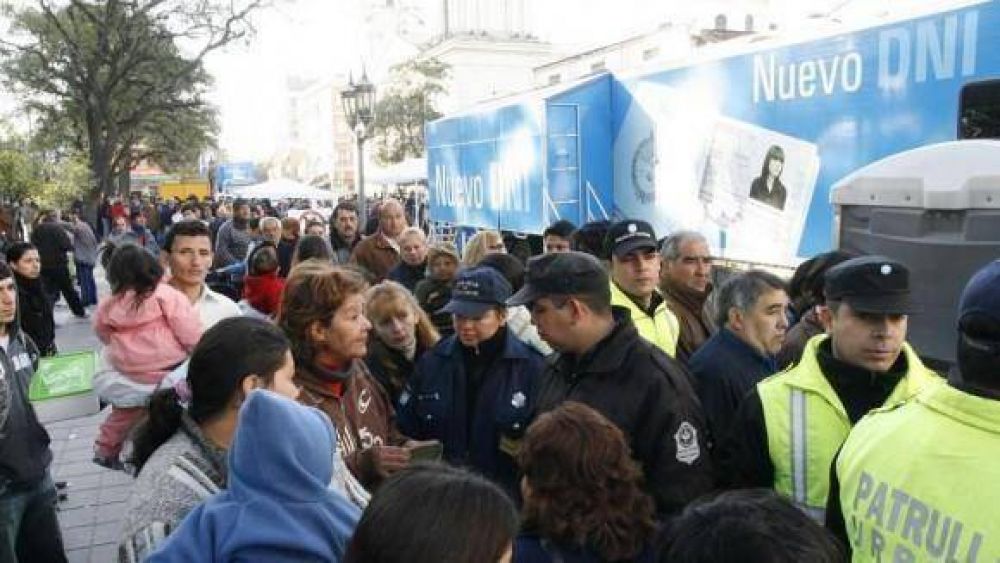 Ca�tico debut del sistema de entrega de DNI en el d�a