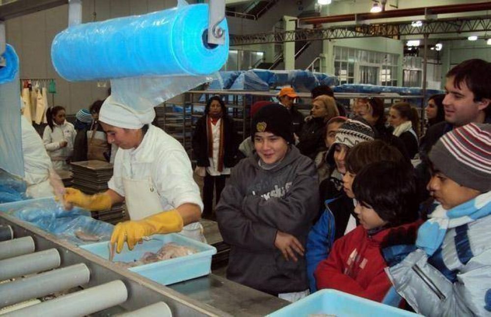 Contin�an las visitas escolares para conocer el puerto