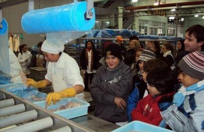 Contin�an las visitas escolares para conocer el puerto