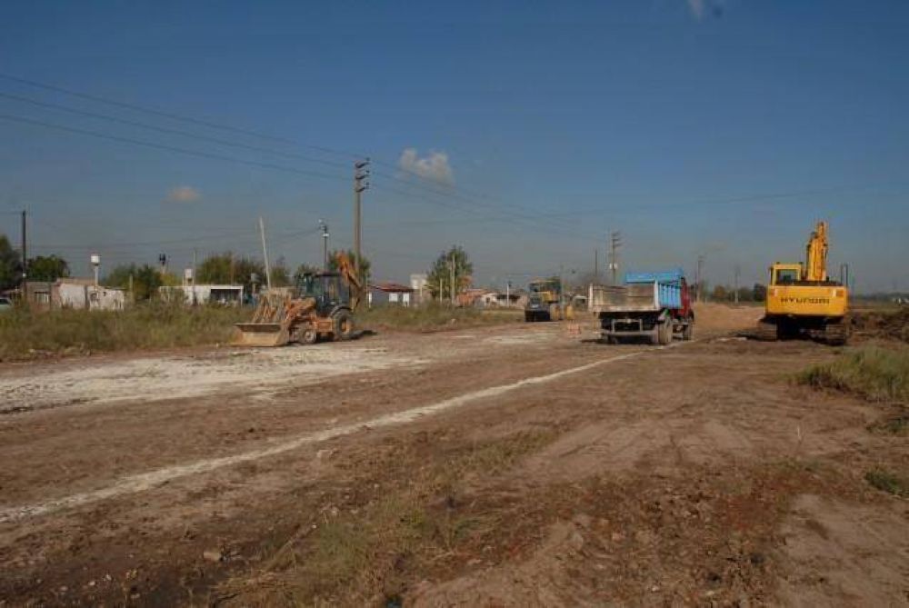 PTE. PER�N - M�s obras: Asfalto para la ruta 16