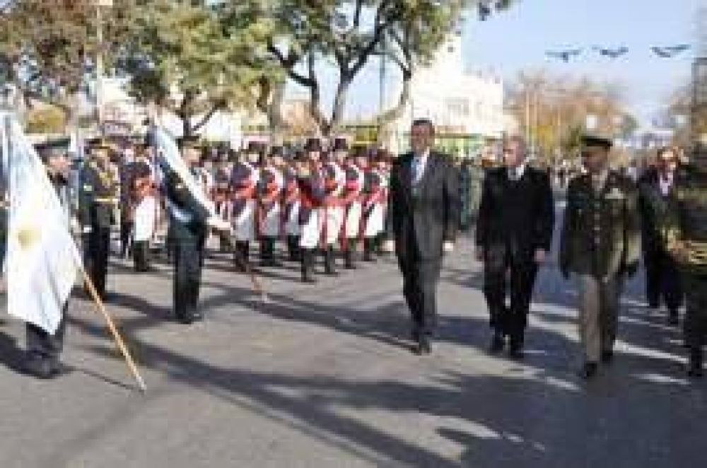 Imponente concurrencia en el show musical y el desfile c�vico-militar, celebrando el 449� aniversario fundacional