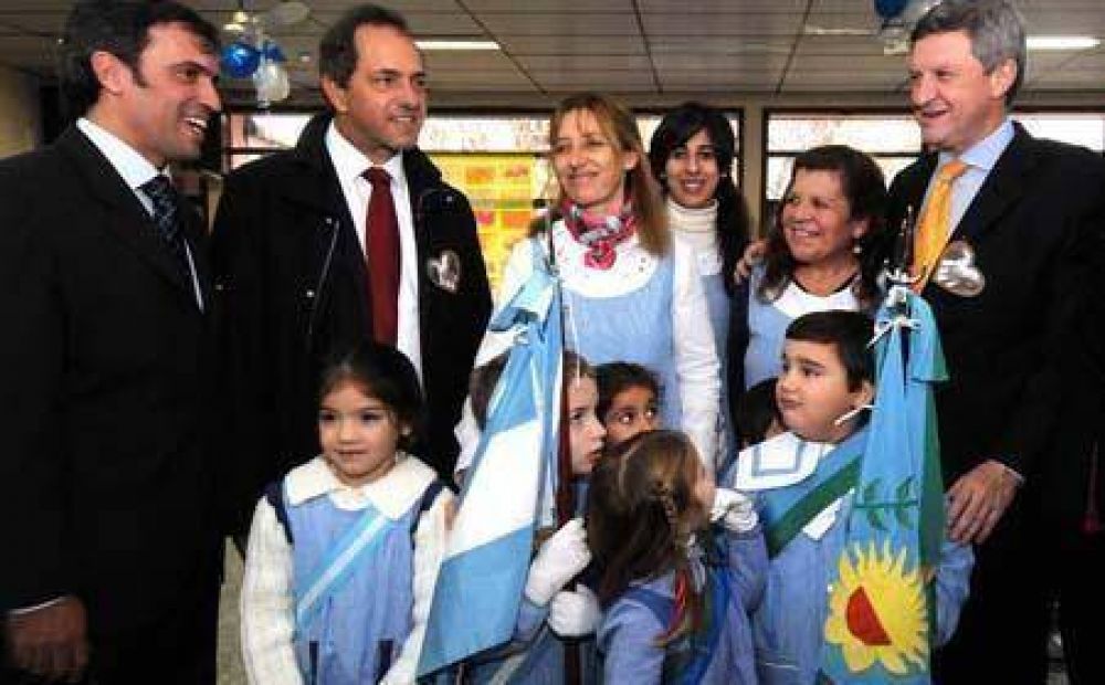 Scioli entreg� subsidios para obras en Carmen de Areco