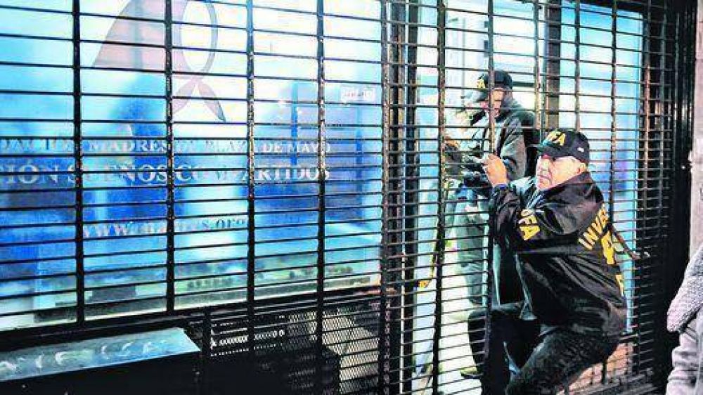 El juez Oyarbide orden� allanar la sede de Madres