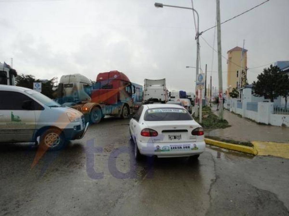 Camioneros cortaron el tr�nsito en la plaza y reclamaron al Concejo por multas