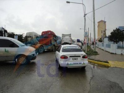 Camioneros cortaron el tr�nsito en la plaza y reclamaron al Concejo por multas
