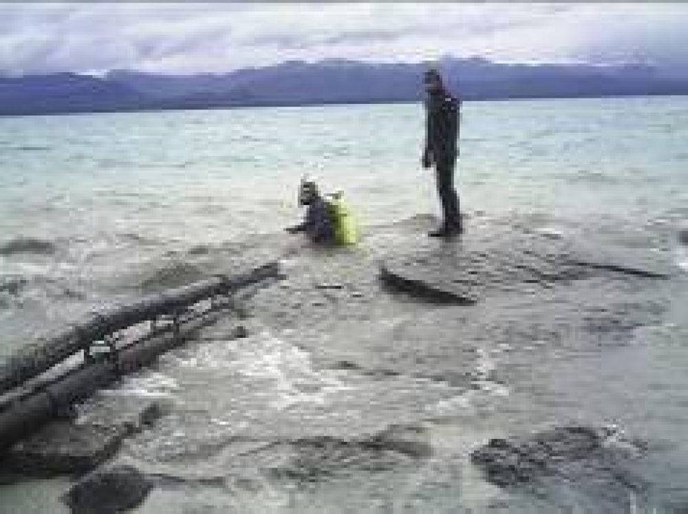 Buzos inspeccionan bombas en el lago