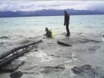 Buzos inspeccionan bombas en el lago