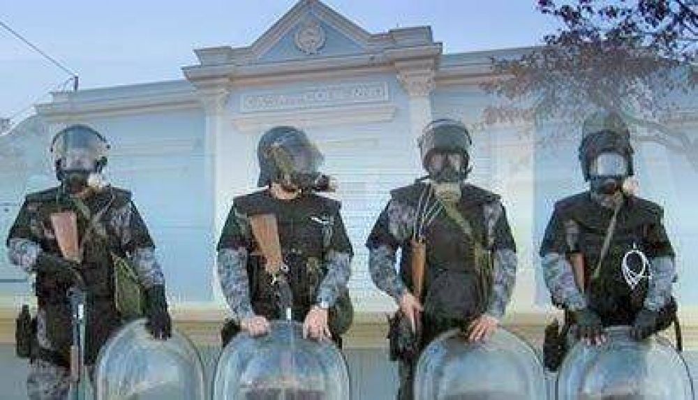Otro escandalo modelo: Un intendente fue a pedir casas para su pueblo y lo echaron con la polic�a