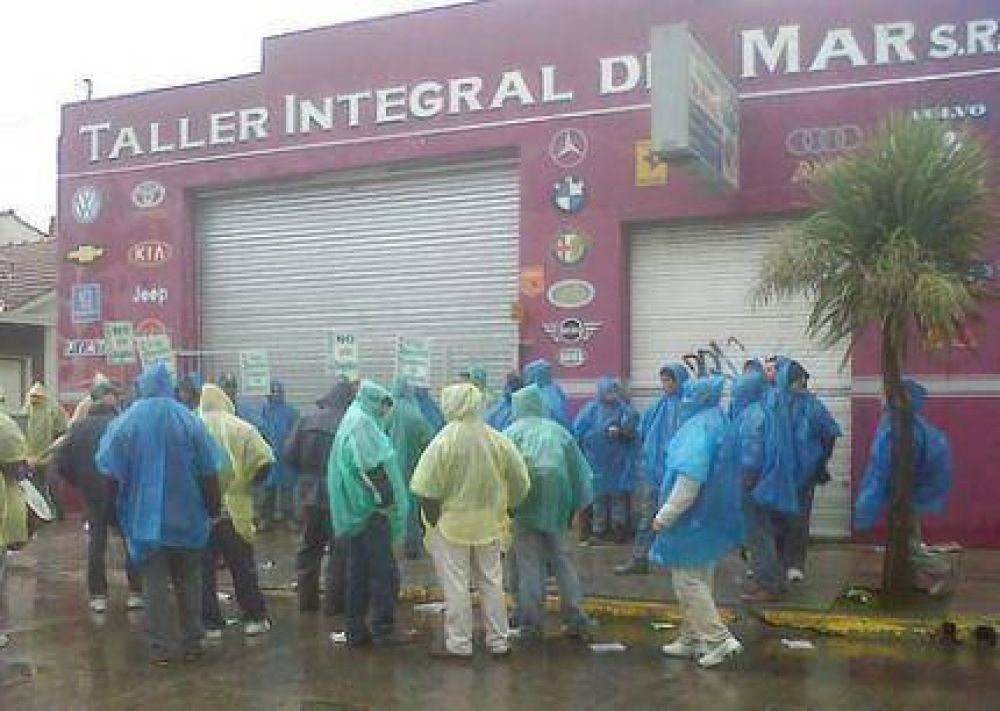 Protesta de trabajadores de Smata por despido en un taller de chapa y pintura