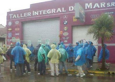 Protesta de trabajadores de Smata por despido en un taller de chapa y pintura