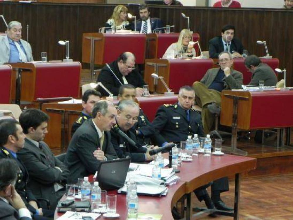Interpelaci�n: Detallados y extensos informes en las 2 primeras horas