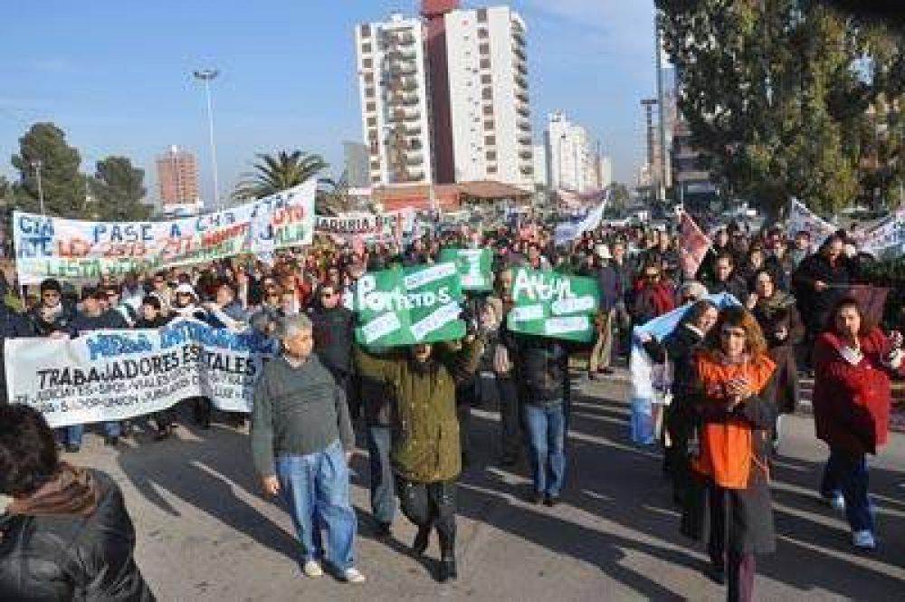 El Gobierno ofreci� un 30% acumulativo y la Intersindical lo rechaza