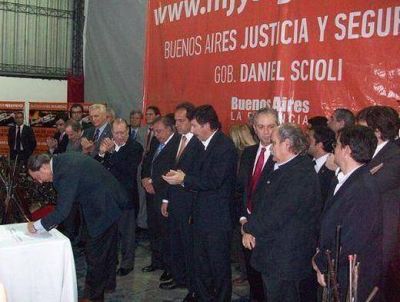 Scioli encabez� destrucci�n de armas junto a intendentes del conurbano