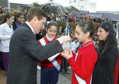 EL INTENDENTE TOM� JURAMENTO A LA BANDERA A ALUMNOS DE LAN�S 