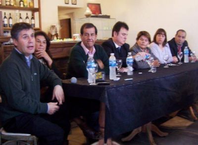 Garc�a present� su candidatura a Intendente rodeado por legisladores bonaerenses y concejales del ARI