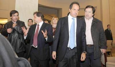"Somos un gobierno con pol�ticas activas que no se resigna a s�lo tener que pagar sueldos"