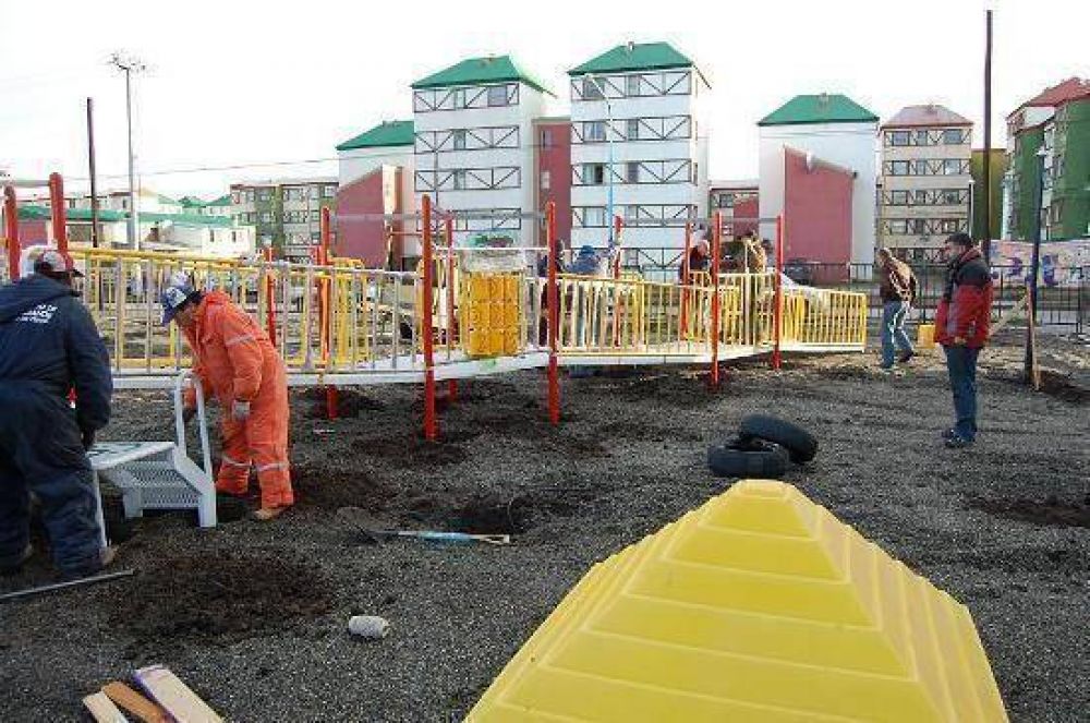 Comenz� la colocaci�n de juegos en la Plaza Integradora de Chacra II