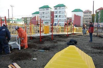 Comenz� la colocaci�n de juegos en la Plaza Integradora de Chacra II