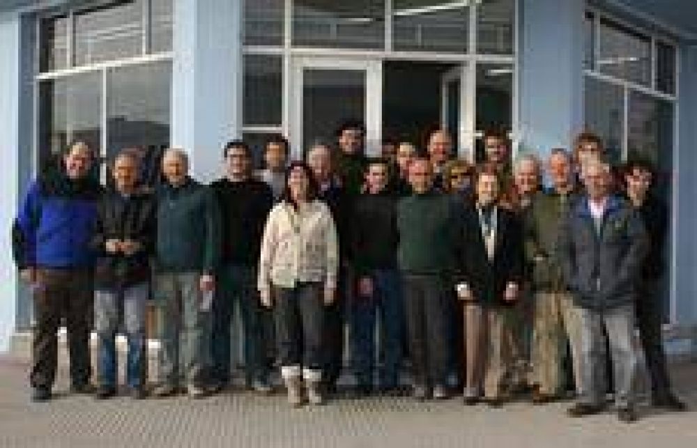 C�lidas y cordiales muestras de afecto y reconocimiento por la tarea de estos 25 a�os