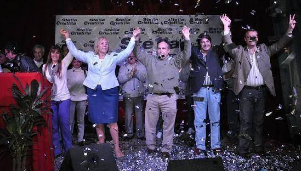 Multitudinario acto de proclamaci�n de la candidatura de Stella Giroldi a intendente