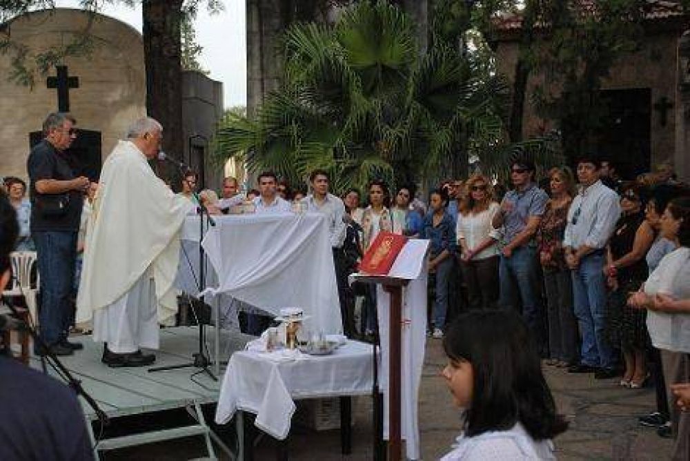La Municipalidad hizo una misa en homenaje a los padres que ya no est�n