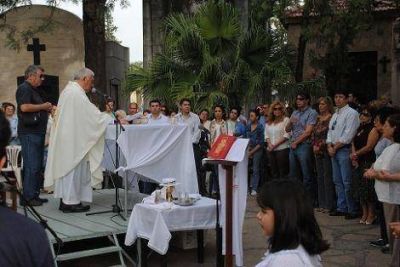 La Municipalidad hizo una misa en homenaje a los padres que ya no est�n