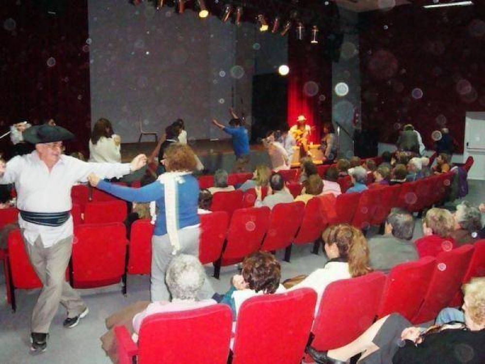 DIA DE LA ANCIANIDAD Animada funci�n teatral en MEDANO