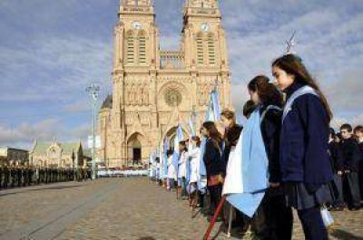 Luj�n le rindi� honor a la bandera 