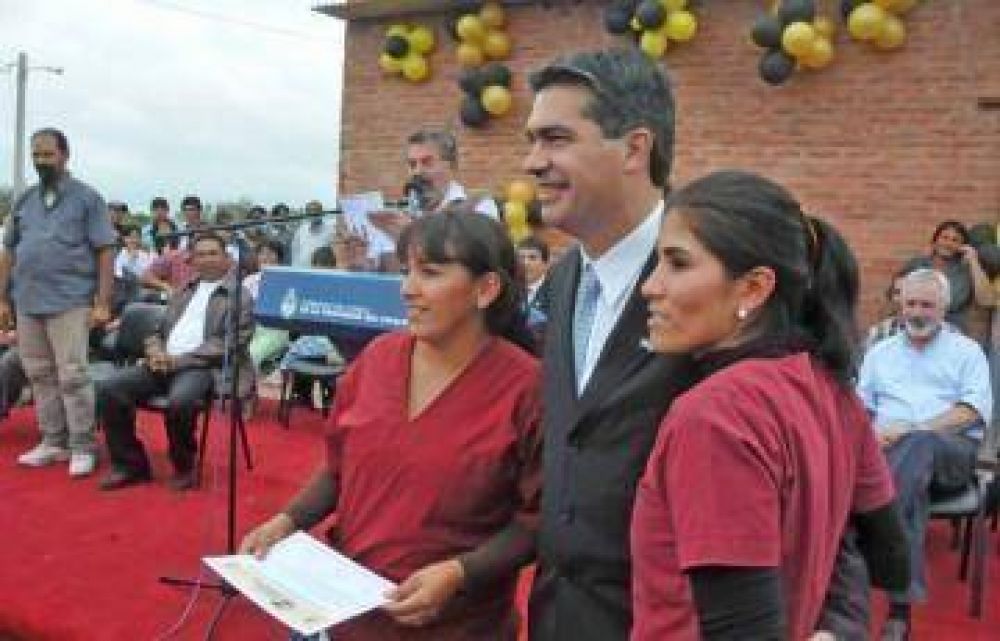Gobierno entreg� 7 viviendas en S�enz Pe�a