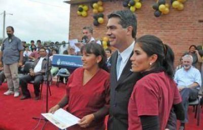 Gobierno entreg� 7 viviendas en S�enz Pe�a