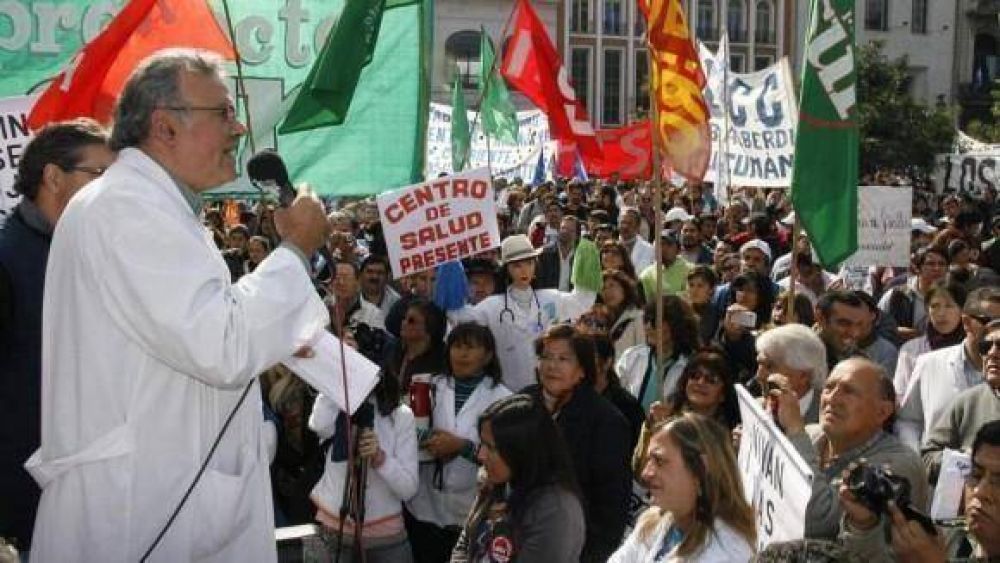 Cansados de la indiferencia del Gobierno local, los m�dicos nacionalizan el conflicto