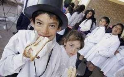 En vez de chocolate, jugo y panchos para la fecha patria