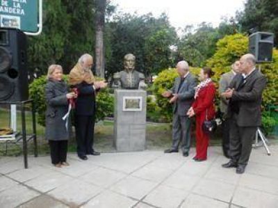 Se erigi� busto homenaje a Belgrano en Plazoleta de la Bandera