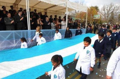 Brizuela particip� en Las Juntas del acto del d�a de la Bandera