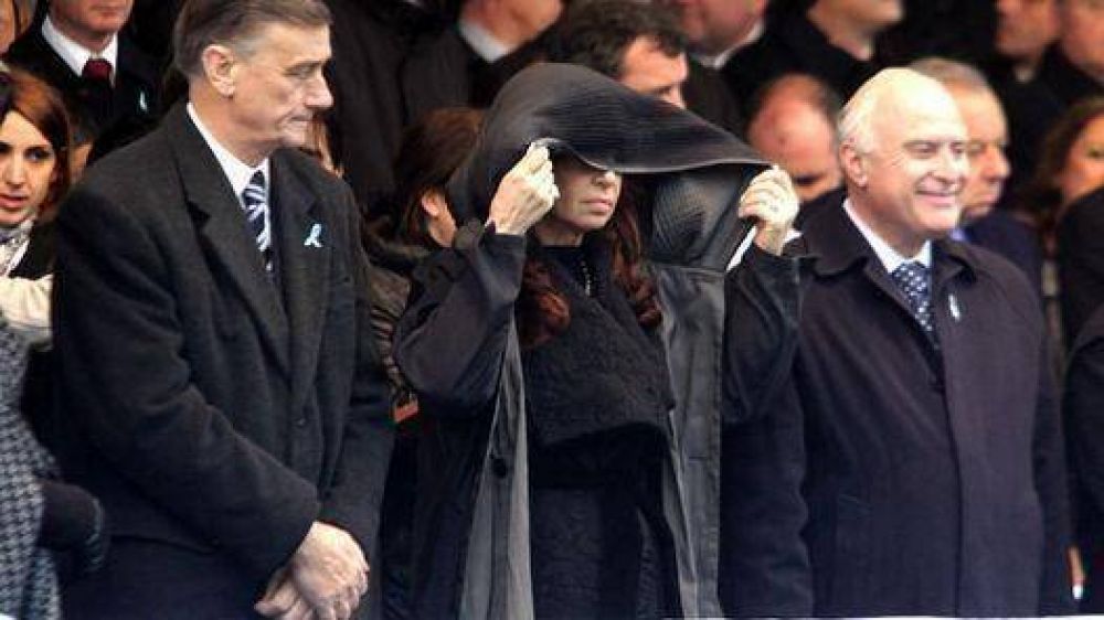Carri� contra Cristina: "El luto forma parte del disfraz"