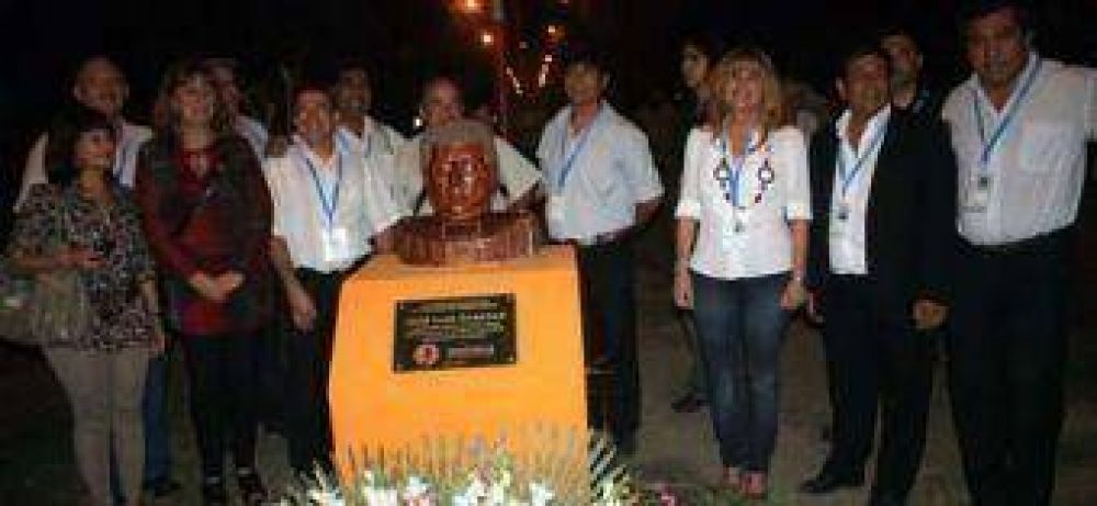 En Resistencia, se descubri� un busto en honor a Jos� Luis Cabezas