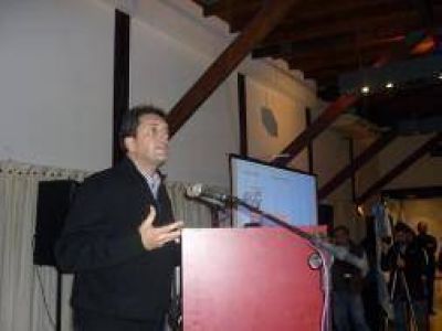 Massa defendi� a los Intendentes del "Grupo de los 8" y critic� a los oportunistas "que abrazan el PJ para ganar una elecci�n"