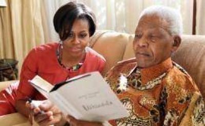 Michelle Obama visit� por sorpresa a Mandela
