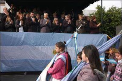 SAN MART�N - IVOSKUS ENCABEZ� EL ACTO CENTRAL DEL "D�A DE LA BANDERA"