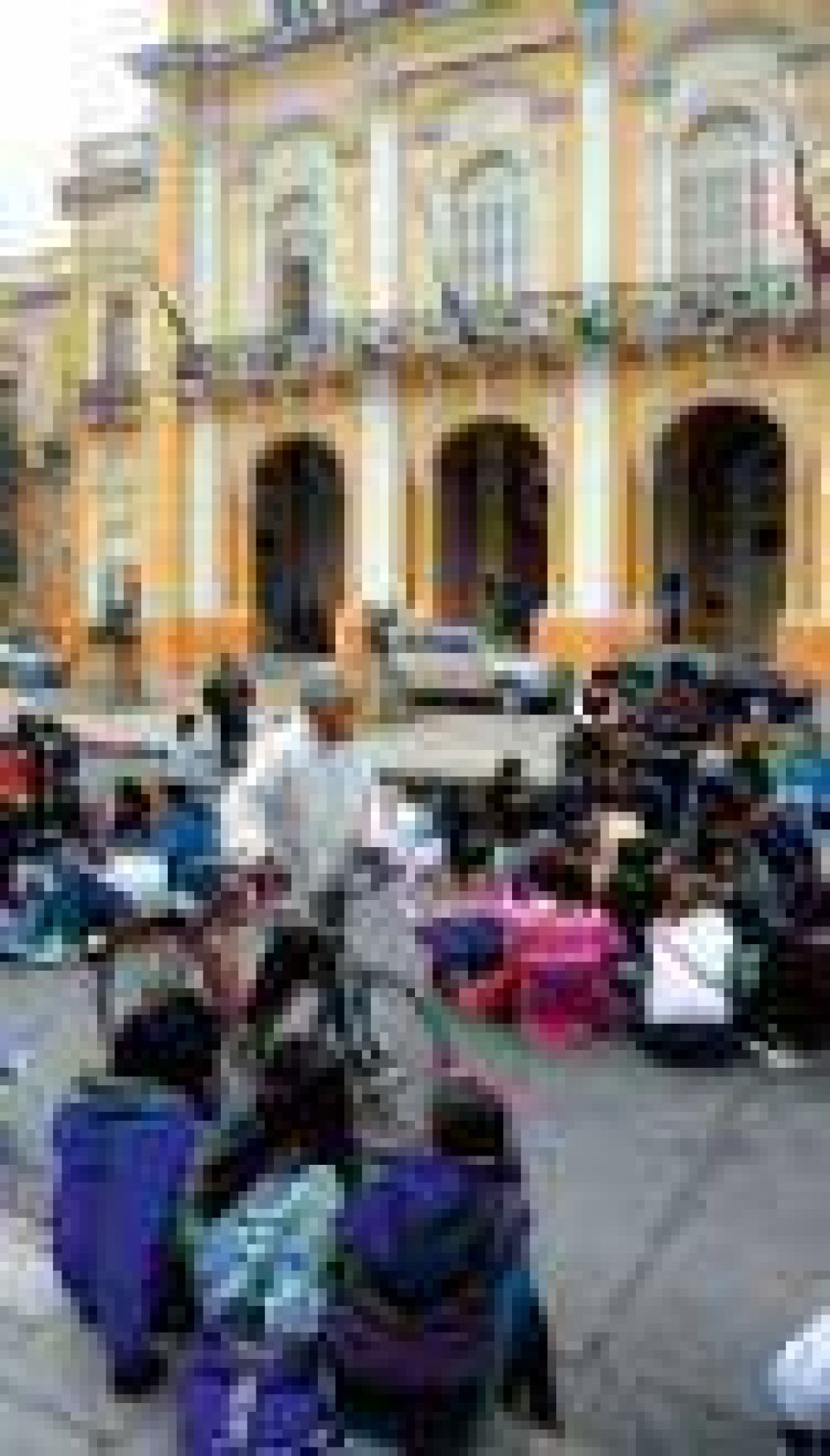 ALUMNOS DEL TOM�S CABRERA INICIARON �SENTADAS� Y A�N NO HAY TRASLADO