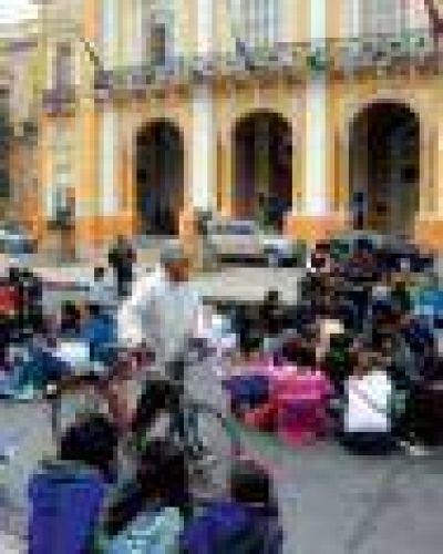 ALUMNOS DEL TOM�S CABRERA INICIARON �SENTADAS� Y A�N NO HAY TRASLADO