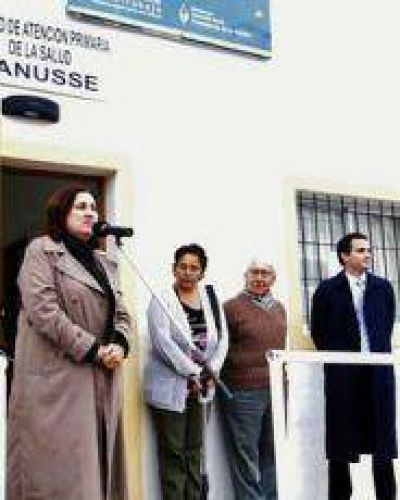 Rosso reinaugur� el CAPS del barrio Lanusse 