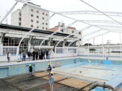 Acondicionan la pileta de nataci�n del Club Independiente.