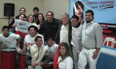 Los J�venes radicales con Reinoso