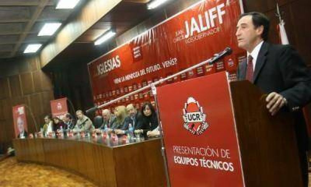 Iglesias present� a sus equipos t�cnicos y entr� en campa�a 