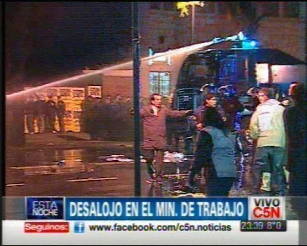 Fueron desalojados los docentes de Santa Cruz