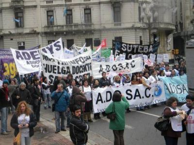 ADOSAC instal� carpas en el Ministerio de Trabajo