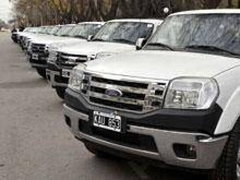 El gobernador Saiz entreg� 44 veh�culos